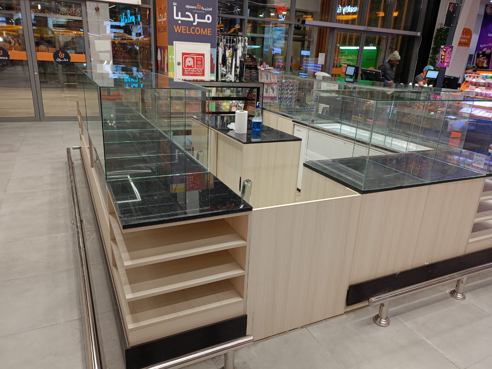 كاونتر عرض مركزي بواجهات زجاجية