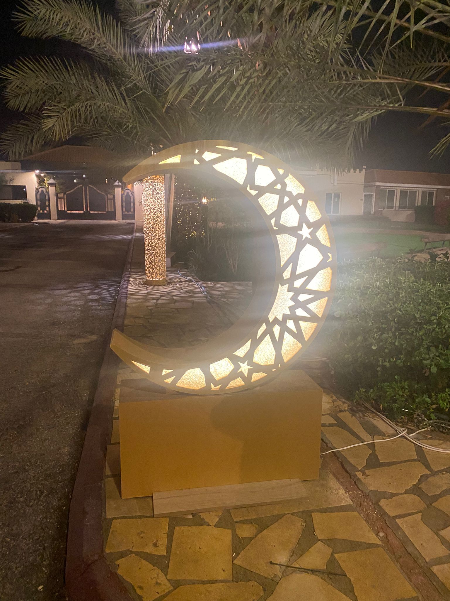 مدخل مطعم بإضاءة ليلية واضحة