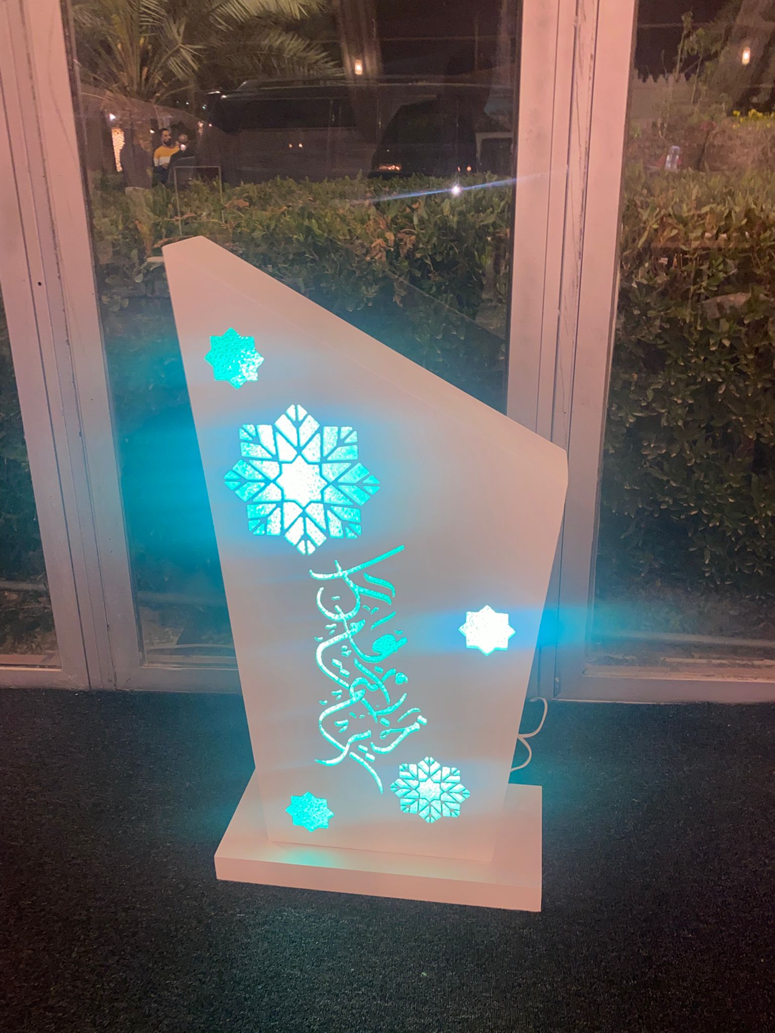 مدخل مطعم بإضاءة ليلية واضحة