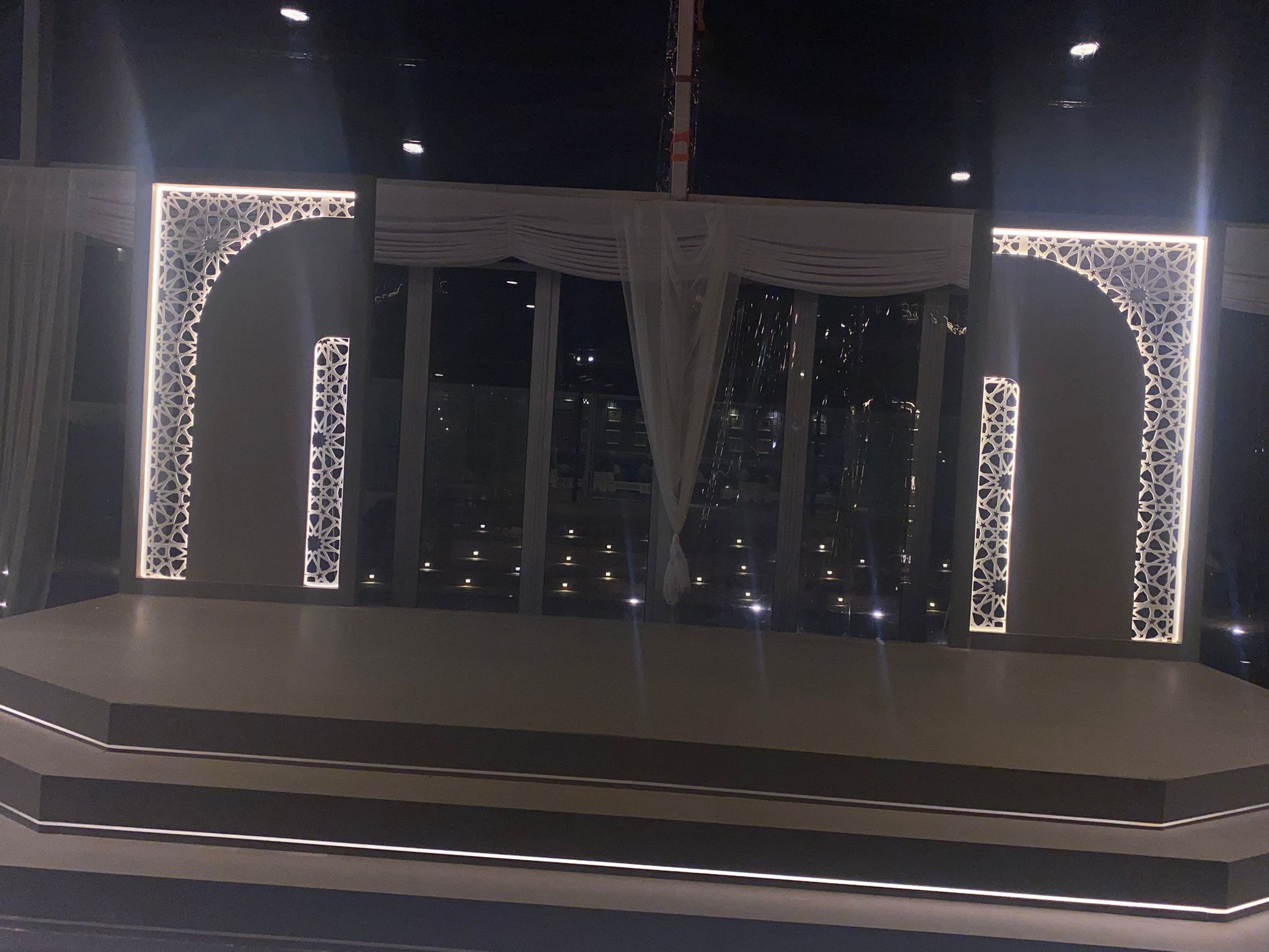 واجهة مطعم بتكوين متماسك