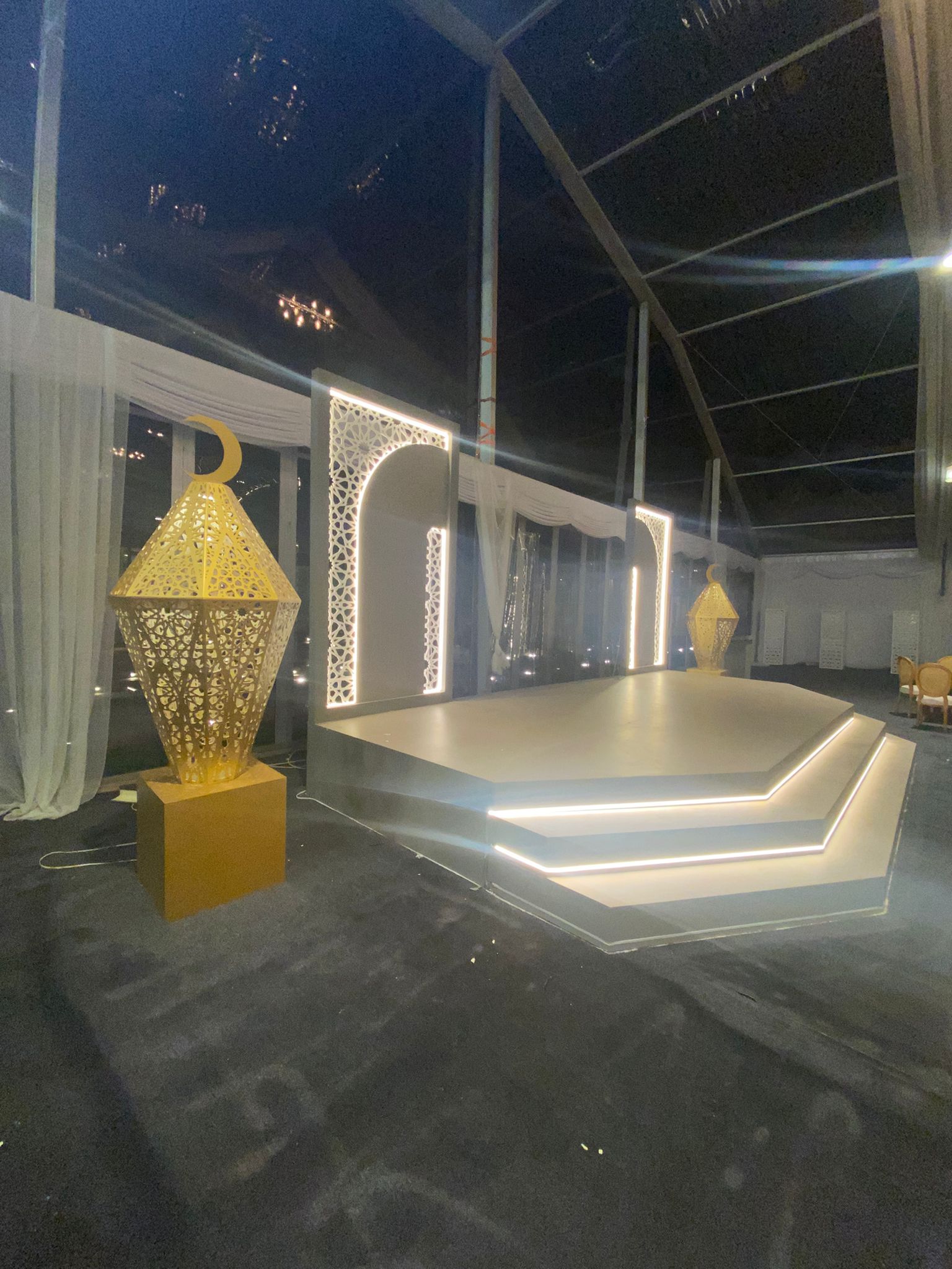 مدخل مطعم بإضاءة ليلية واضحة